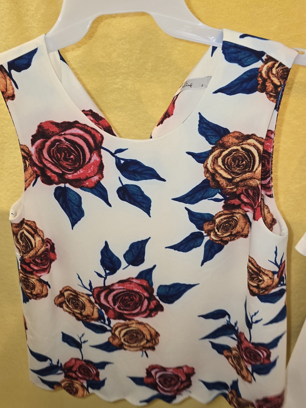 Darling Floral Sleeveless Blouse in Cream with Red & Gold Roses Size Small